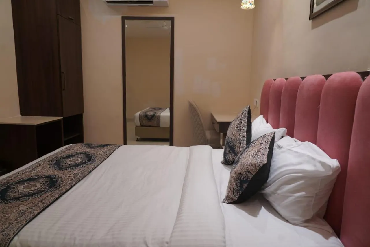 Hotel Anant Inn バラナシ 3*,  インド